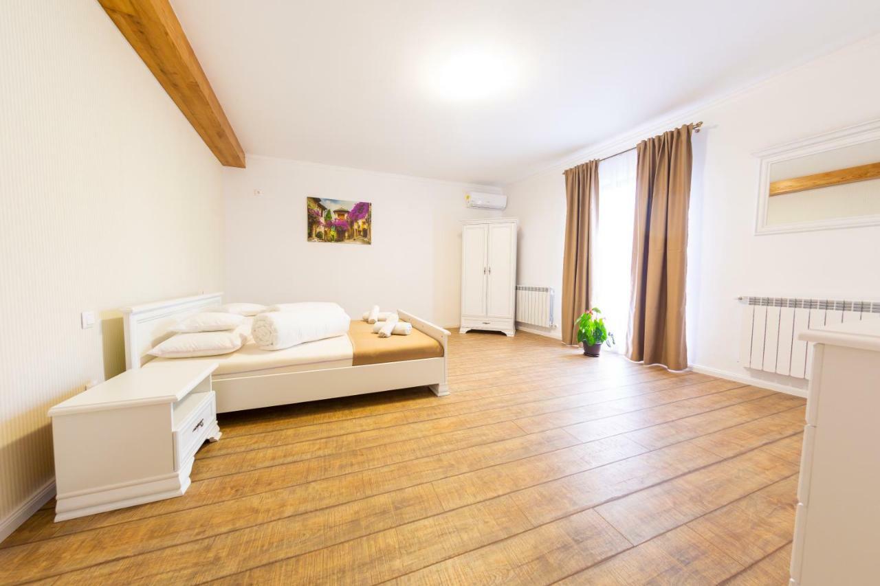 Casa Cu Nuc Hotell Alba Iulia Exteriör bild