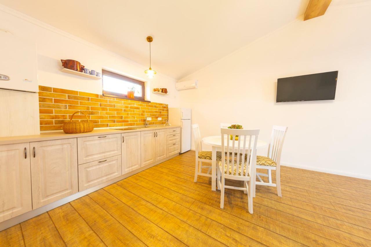 Casa Cu Nuc Hotell Alba Iulia Exteriör bild