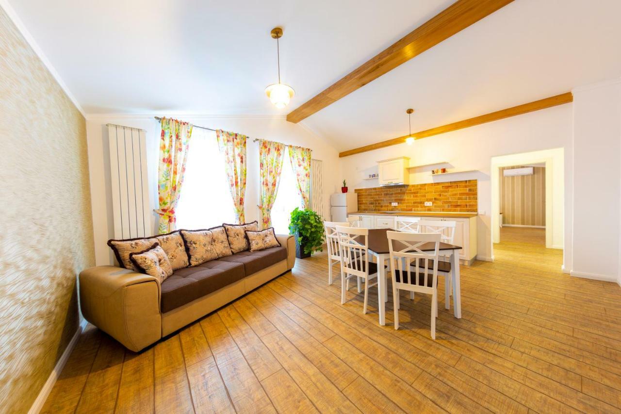 Casa Cu Nuc Hotell Alba Iulia Exteriör bild