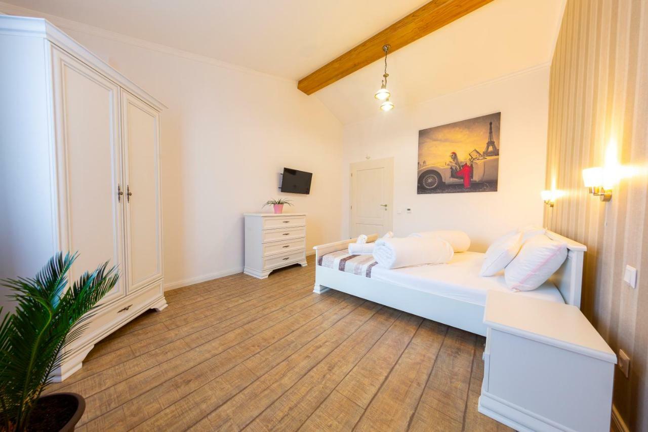 Casa Cu Nuc Hotell Alba Iulia Exteriör bild