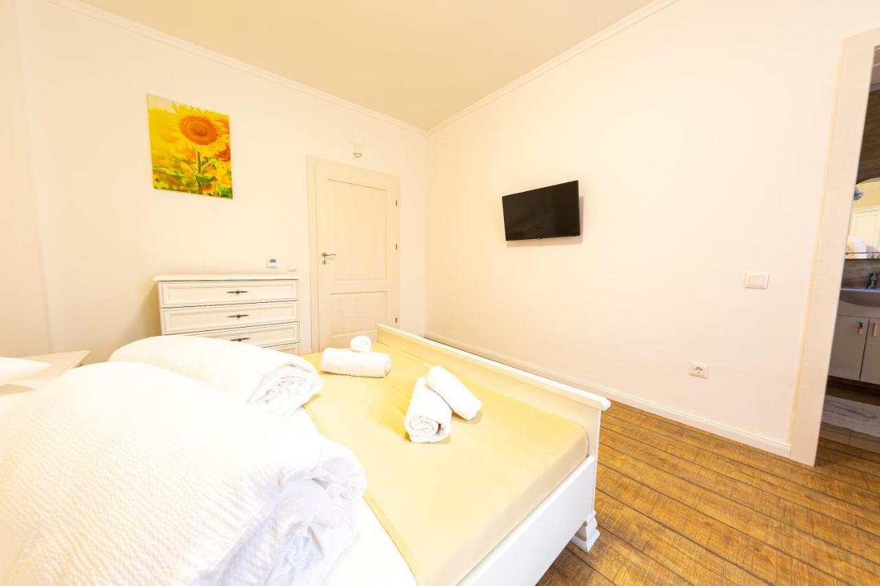 Casa Cu Nuc Hotell Alba Iulia Exteriör bild
