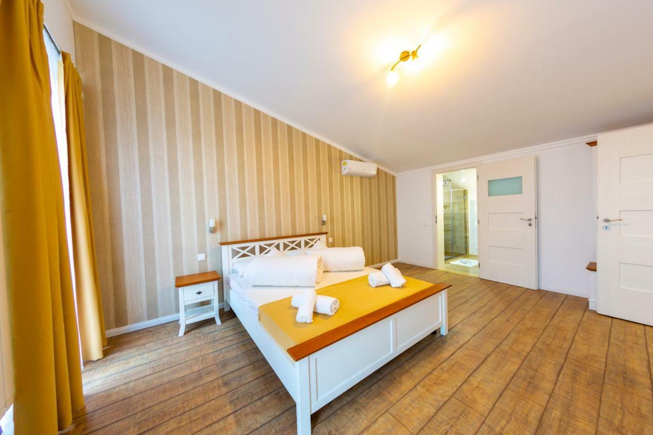 Casa Cu Nuc Hotell Alba Iulia Exteriör bild