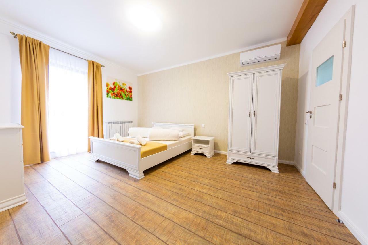 Casa Cu Nuc Hotell Alba Iulia Exteriör bild